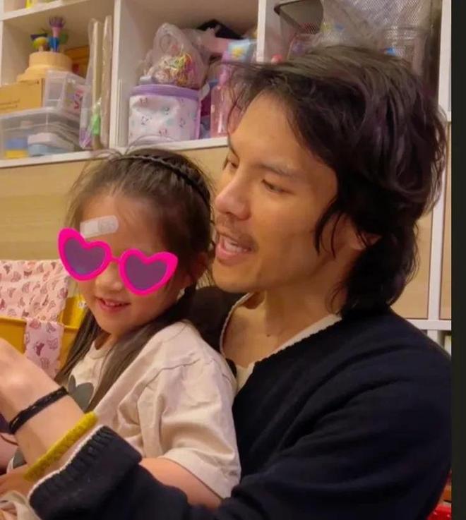 儿玩耍小奶黄活泼可爱酷似郭碧婷！PG麻将胡了向佐六一儿童节晒与女