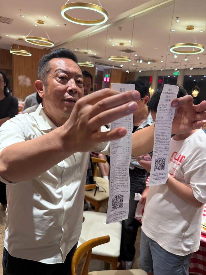 贾国龙称将起诉罗晒出其账单：5人点15份菜只有两份没吃完麻将胡了2试玩网站罗永浩悬赏10万征集西贝预制菜线索！(图1)