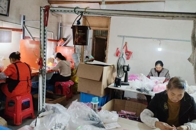 用具有限公司—以来料加工带动妇女家门口就业增收麻将胡了试玩【巾帼共创·巧手织富路】 凯升美容(图2)
